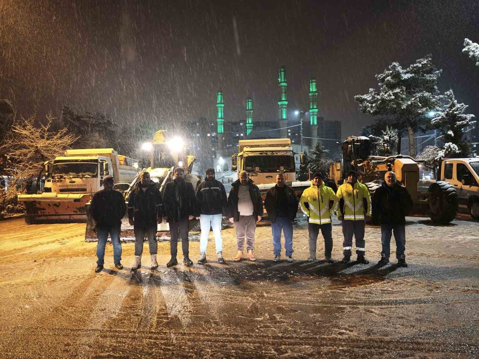 Mardin’de karla mücadele çalışmaları sürüyor
