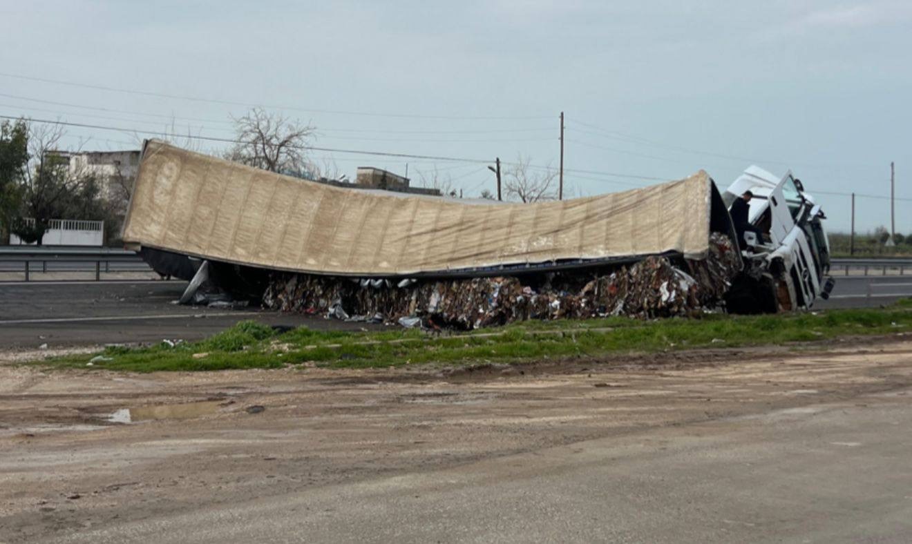 Mardin’de karton yüklü tır devrildi: 1 yaralı
