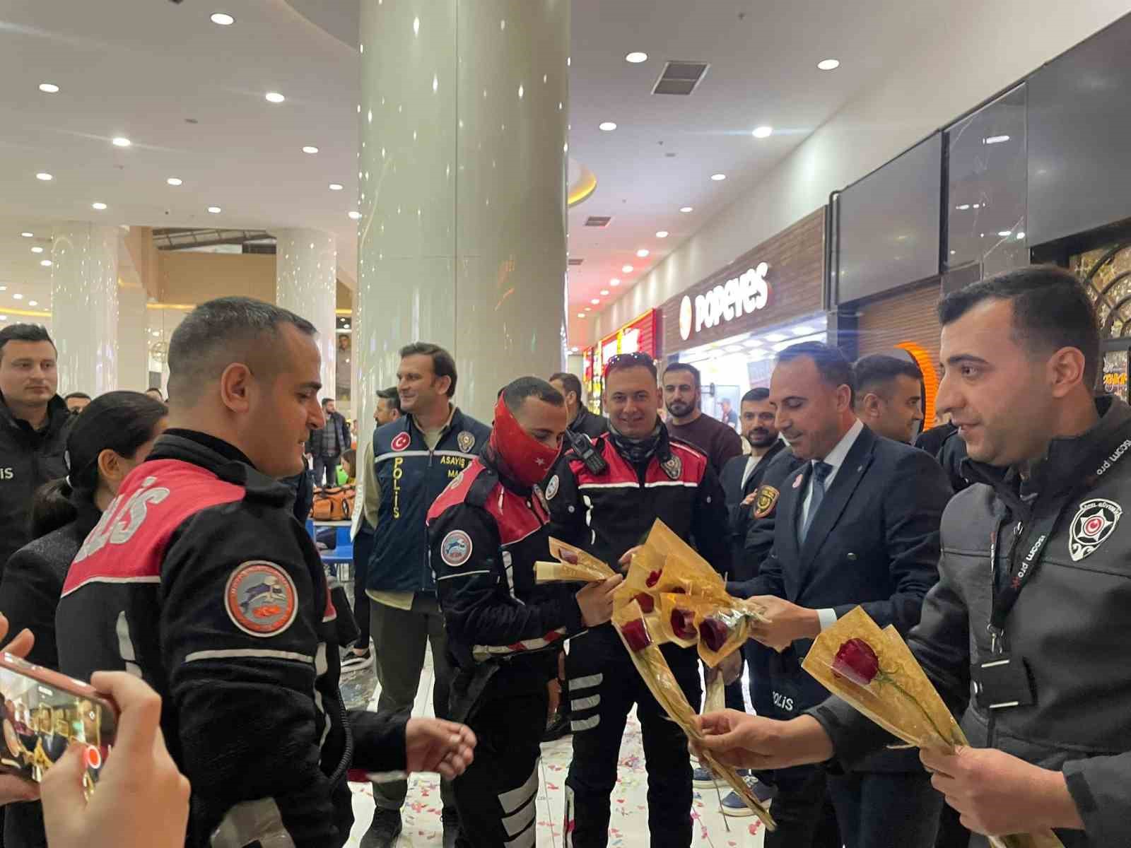 Mardin’de kavga ihbarına giden polislere sürpriz kutlama
