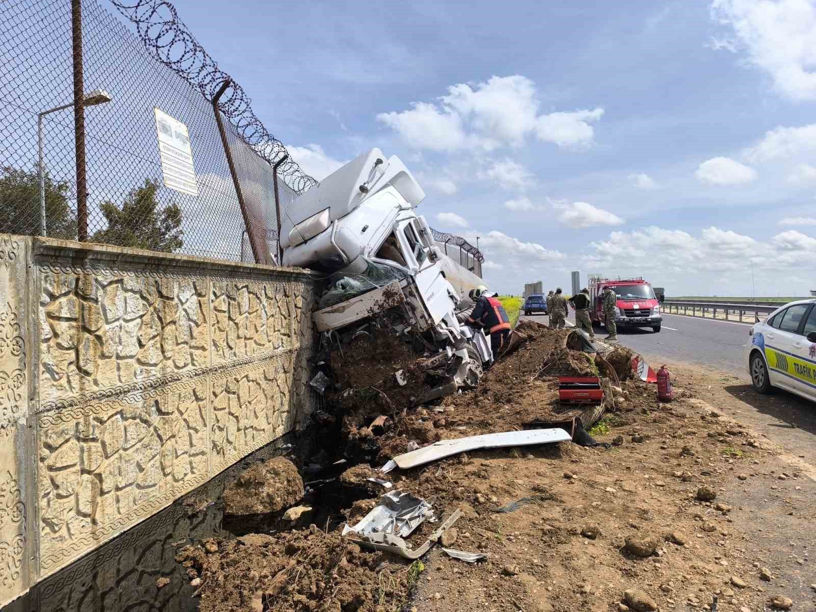 Mardin’de kontrolden çıkan yakıt tankerinin sürücüsü yaralandı

