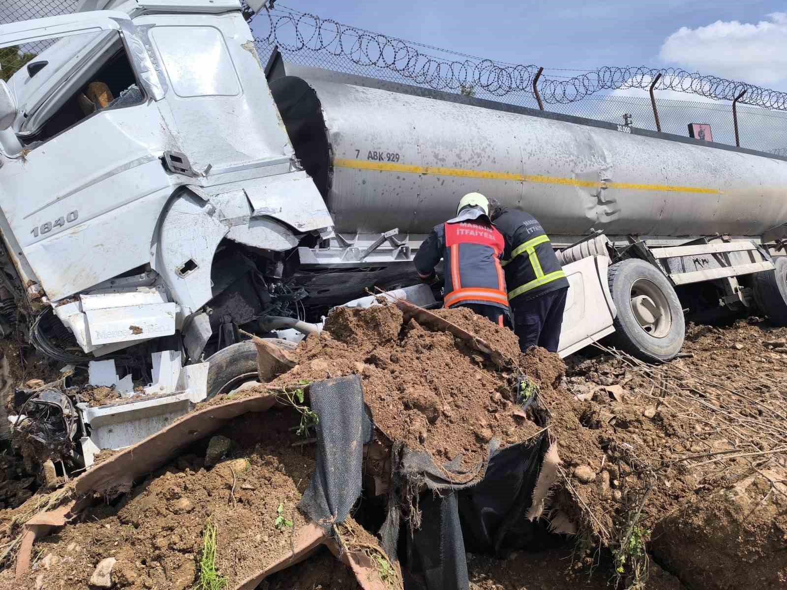 Mardin’de kontrolden çıkan yakıt tankerinin sürücüsü yaralandı
