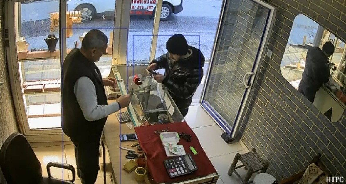 Mardin’de kuyumcuya müşteri gibi girip yüzük çalan hırsız tutuklandı
