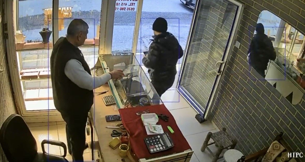 Mardin’de kuyumcuya müşteri gibi girip yüzük çalan hırsız tutuklandı
