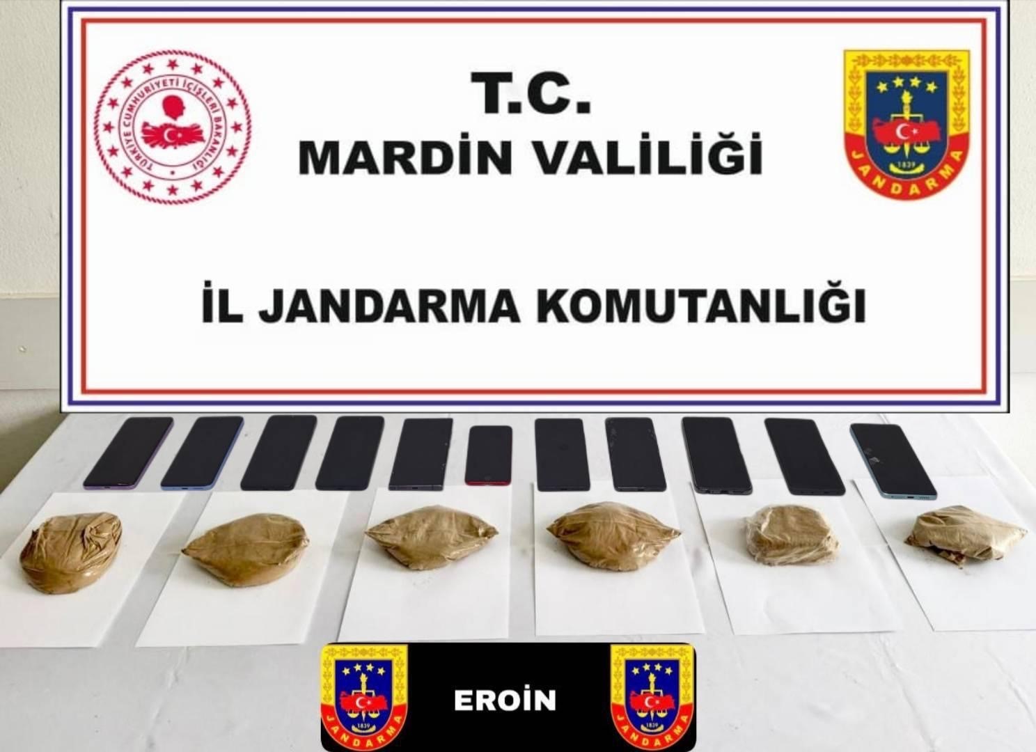 Mardin’de mezarlıkta toprağa gömülü eroin ele geçirildi
