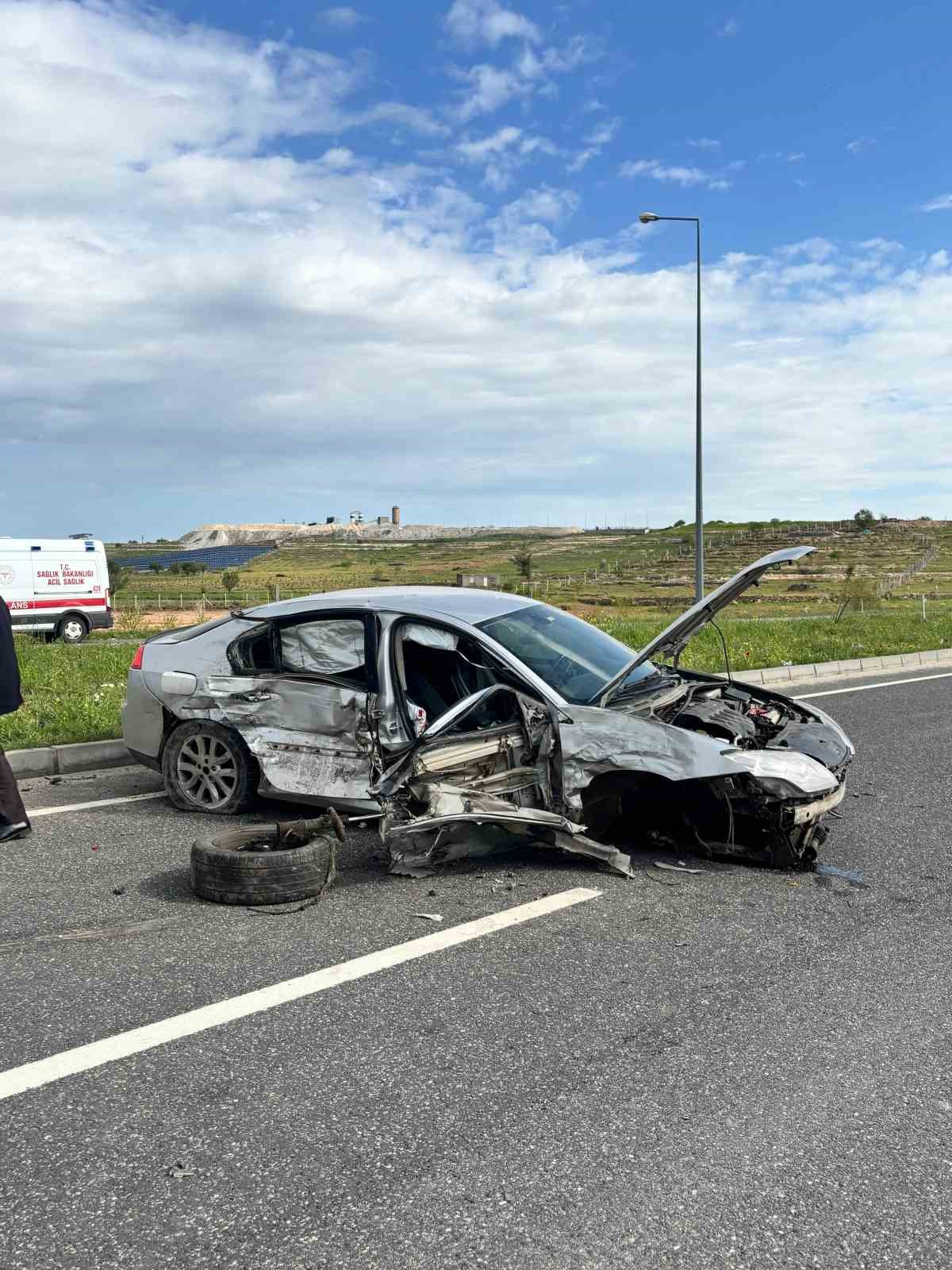 Mardin’de minibüs ve otomobil çarpıştı: 2 yaralı
