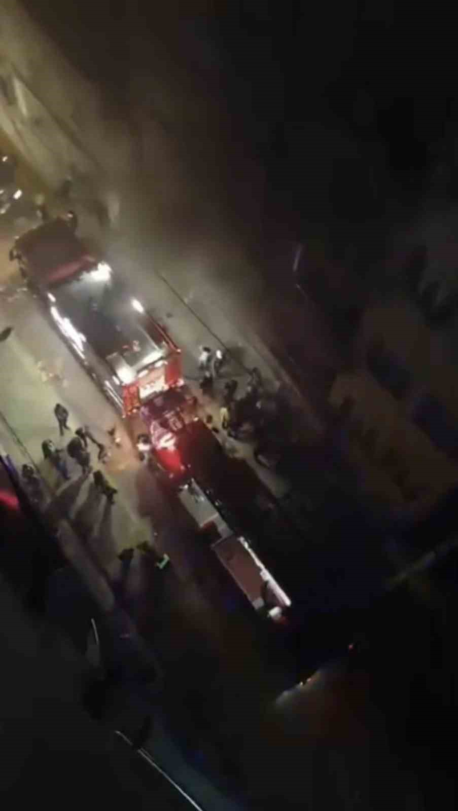 Mardin’de mobilya döşemecisinde çıkan yangın söndürüldü
