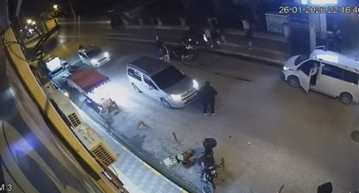 Mardin’de motosikletlerin çarpıştığı kaza güvenlik kamerasına yansıdı
