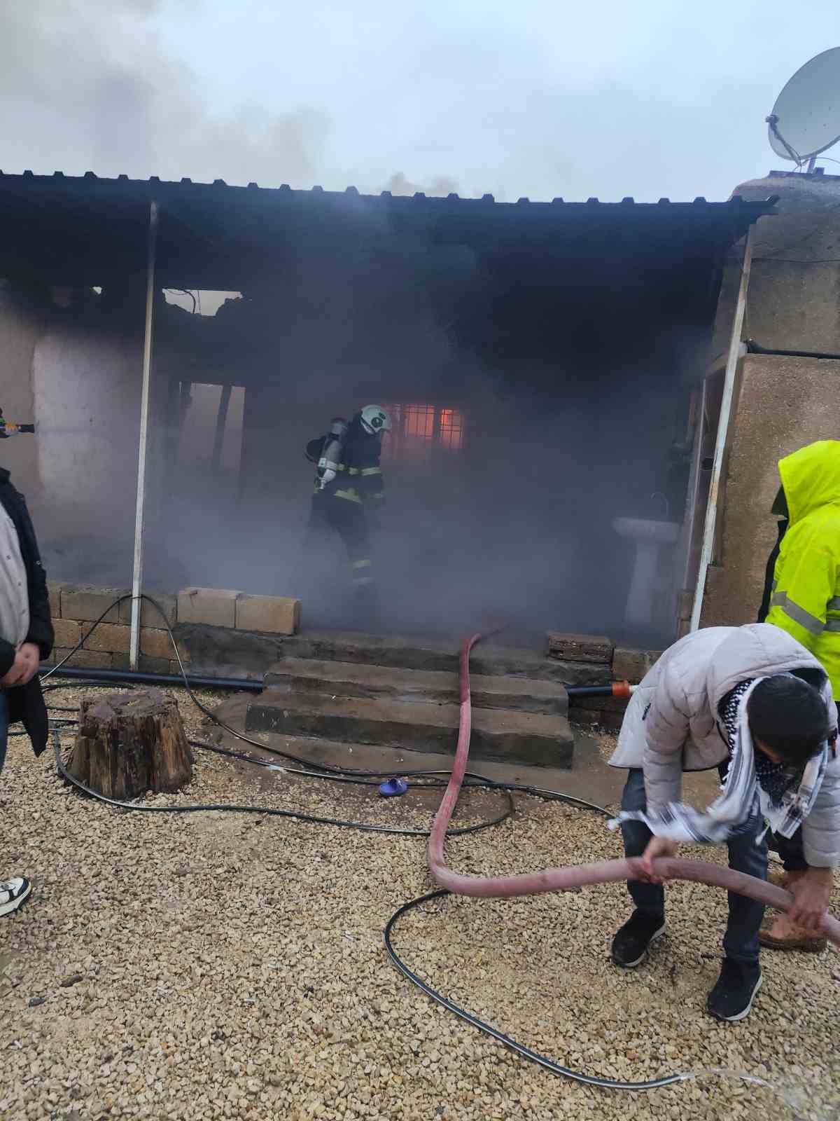 Mardin’de müstakil evde çıkan yangın söndürüldü
