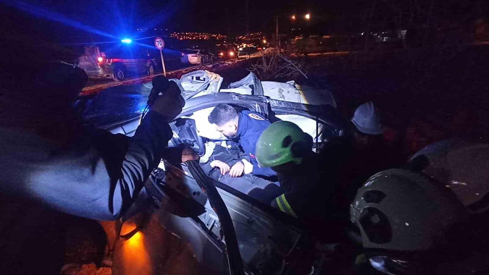 Mardin’de otomobil elektrik direğine çarptı: 1 yaralı
