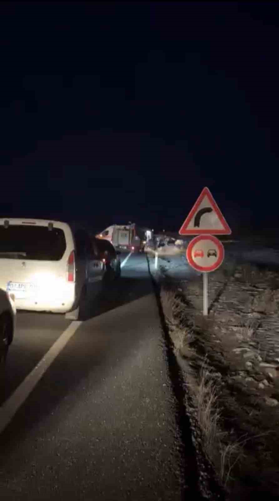 Mardin’de otomobil ile hafif ticari araç çarpıştı: 3 ölü, 2 yaralı
