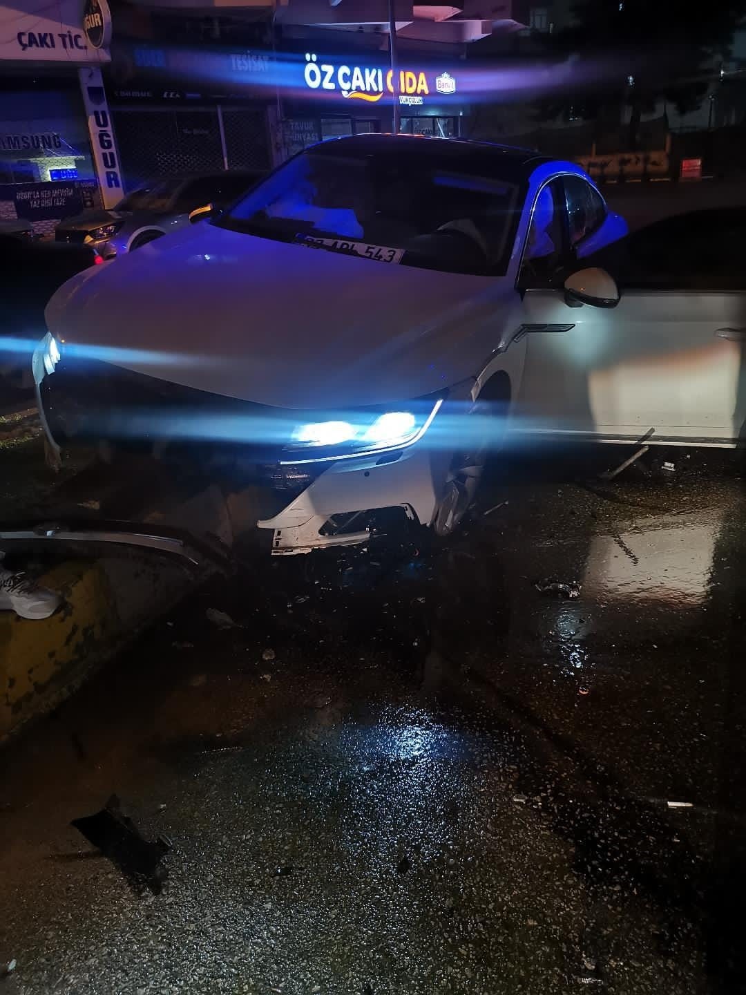 Mardin’de otomobil refüje çarptı: 2 yaralı
