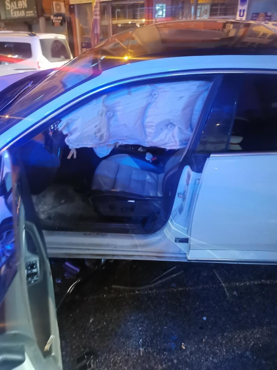 Mardin’de otomobil refüje çarptı: 2 yaralı
