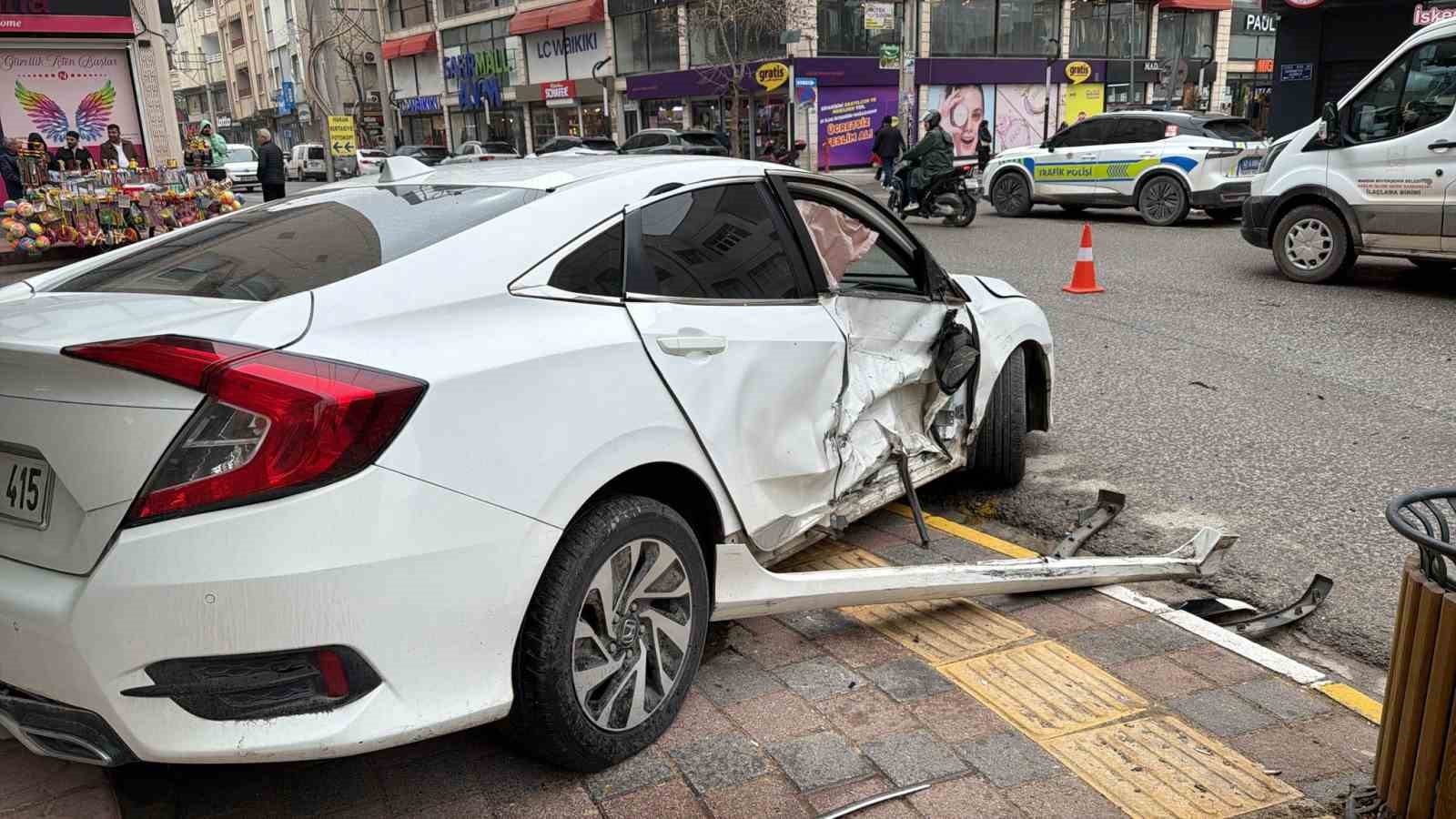 Mardin’de otomobiller çarpıştı: 2 yaralı
