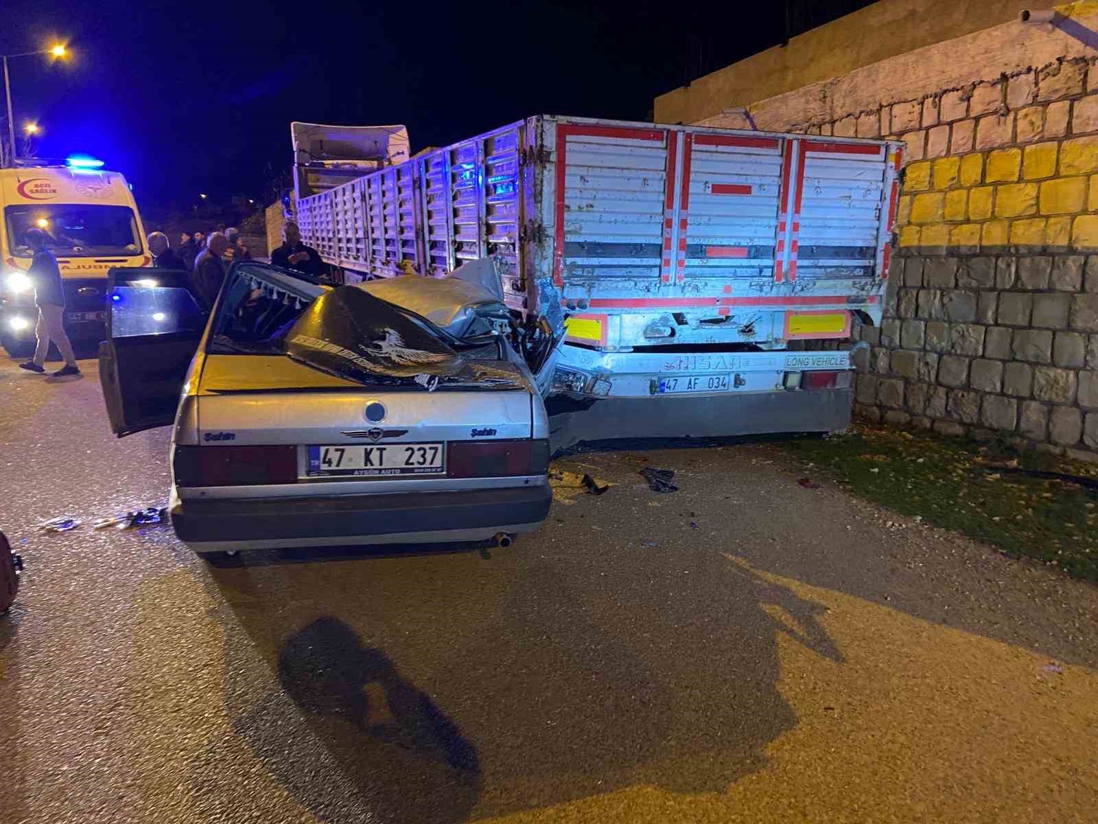 Mardin’de park halindeki tıra çarpan otomobilde 5 kişi yaralandı
