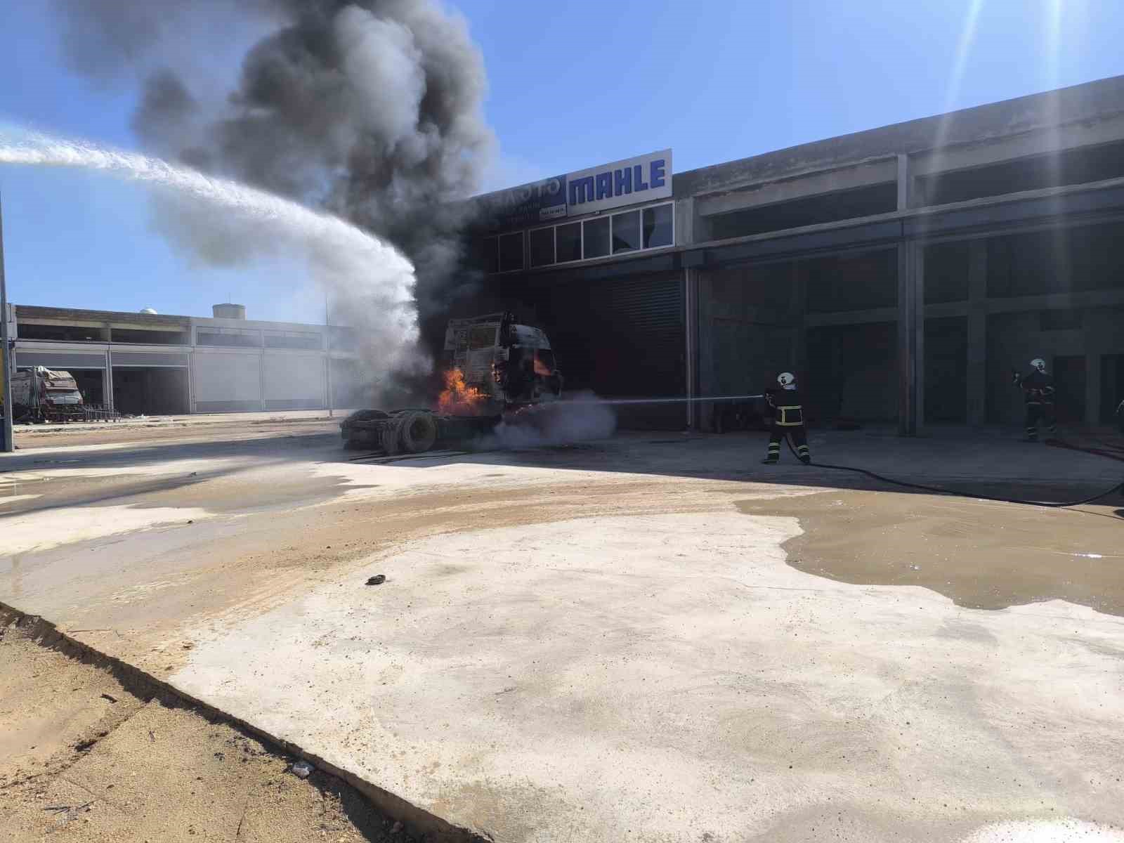 Mardin’de park halindeki tırın çekicisi yandı
