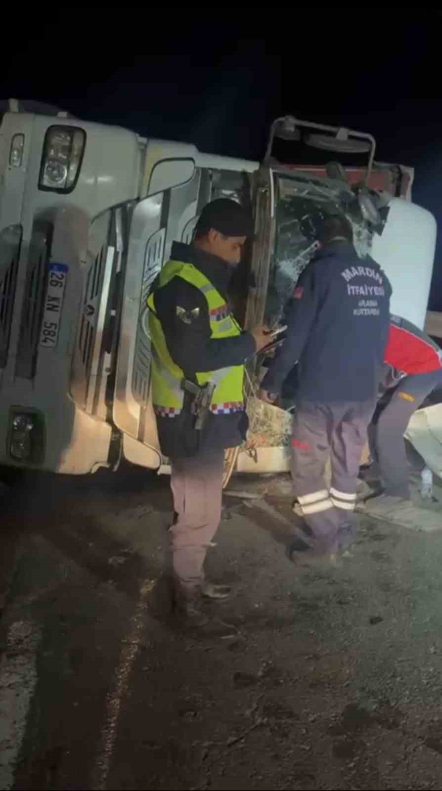 Mardin’de pet şişe yüklü tır devrildi: 1 yaralı
