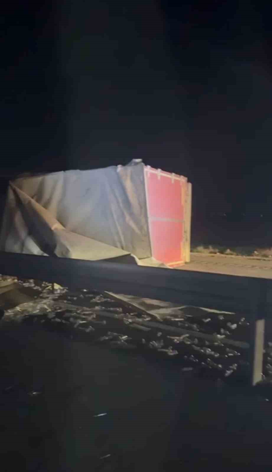 Mardin’de pet şişe yüklü tır devrildi: 1 yaralı
