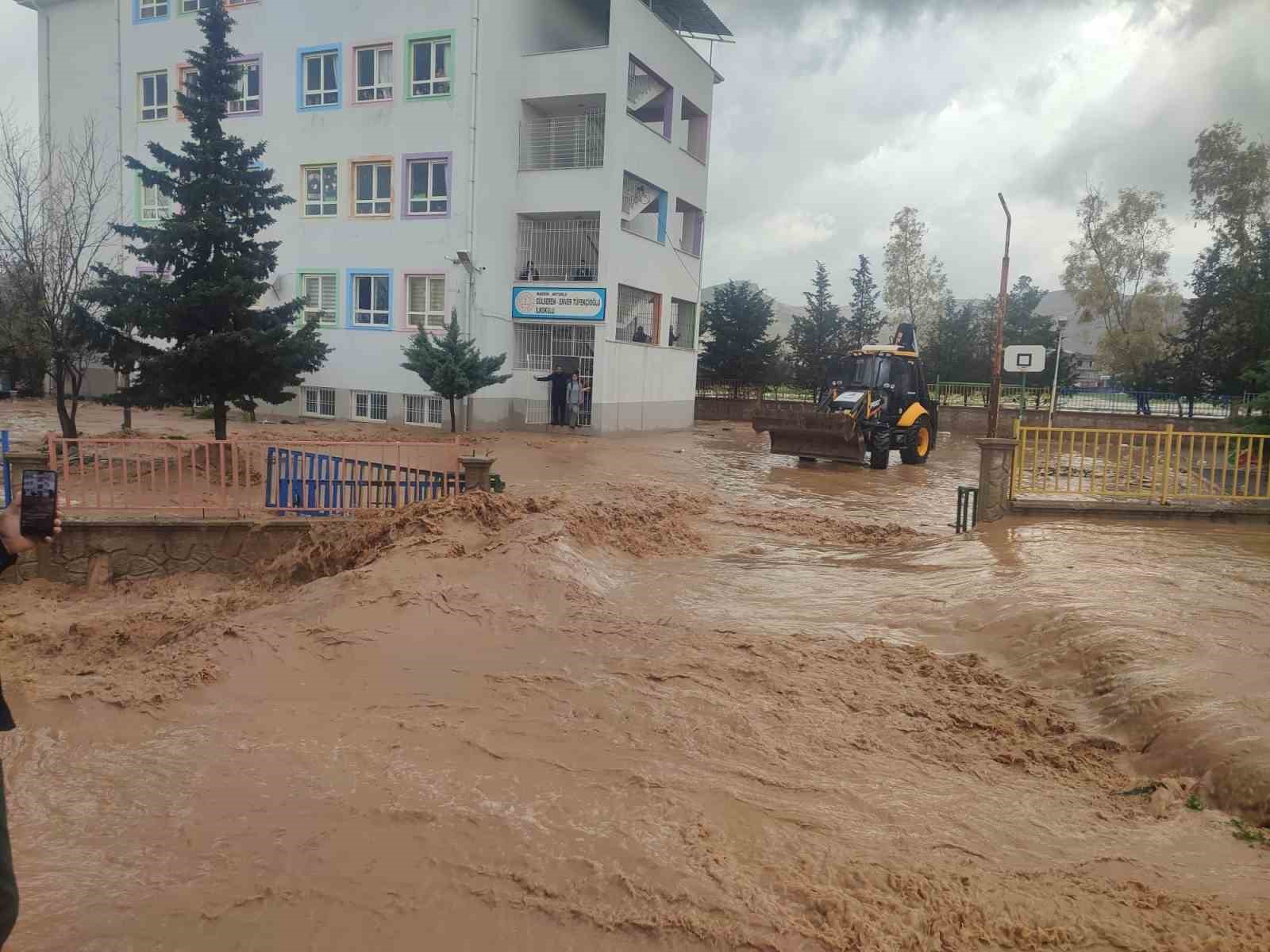 Mardin’de sağanak nedeniyle okulda mahsur kalan 75 öğrenci tahliye edildi
