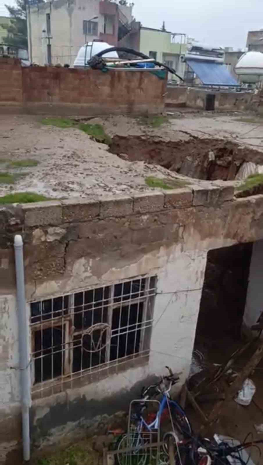Mardin’de sağanak yağışta kerpiç evin damı çöktü
