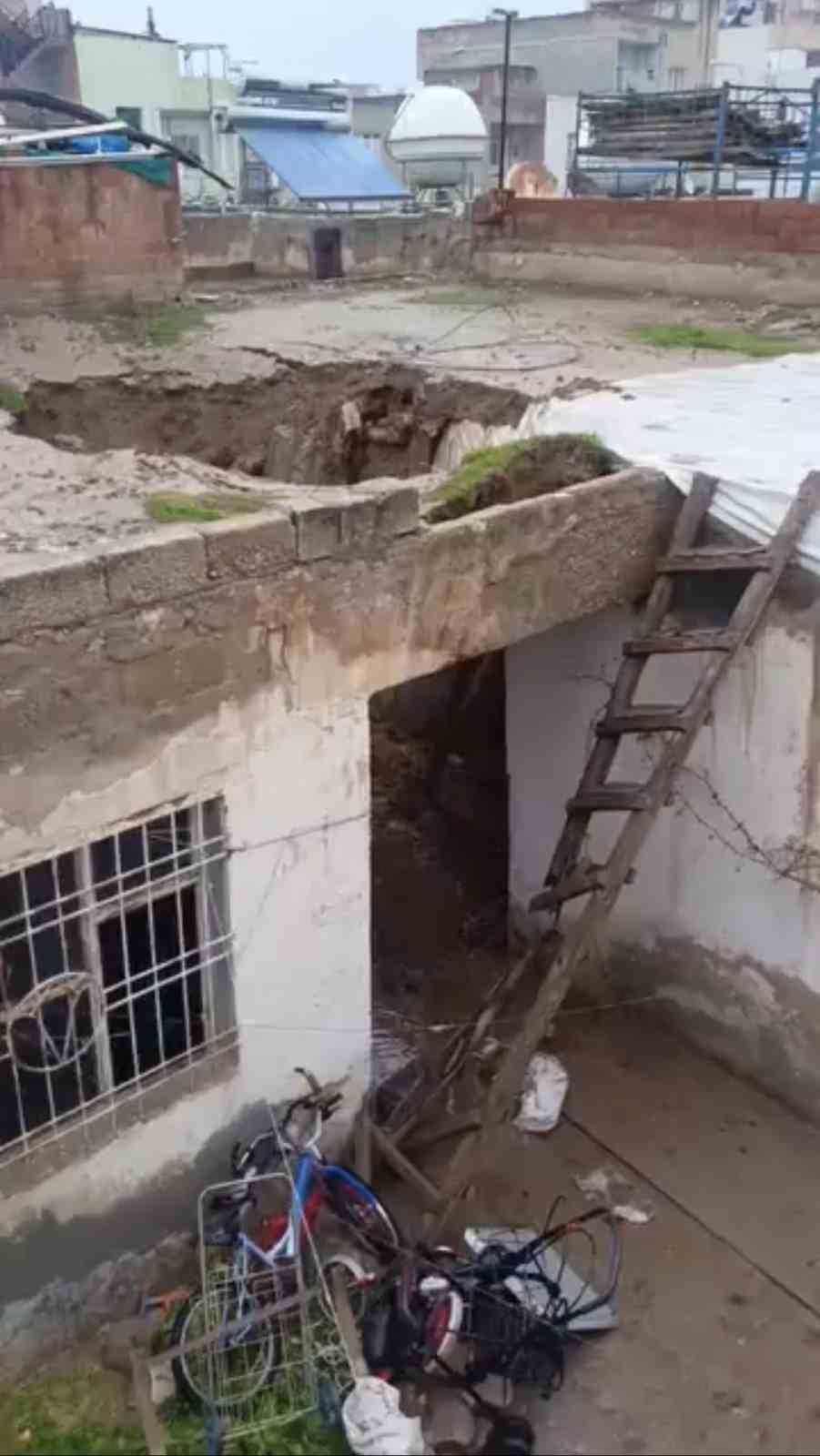 Mardin’de sağanak yağışta kerpiç evin damı çöktü
