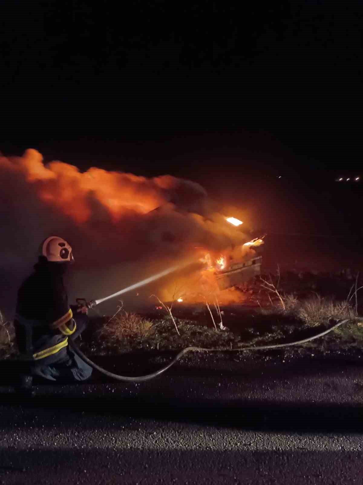 Mardin’de şarampole devrilen tırda çıkan yangın söndürüldü
