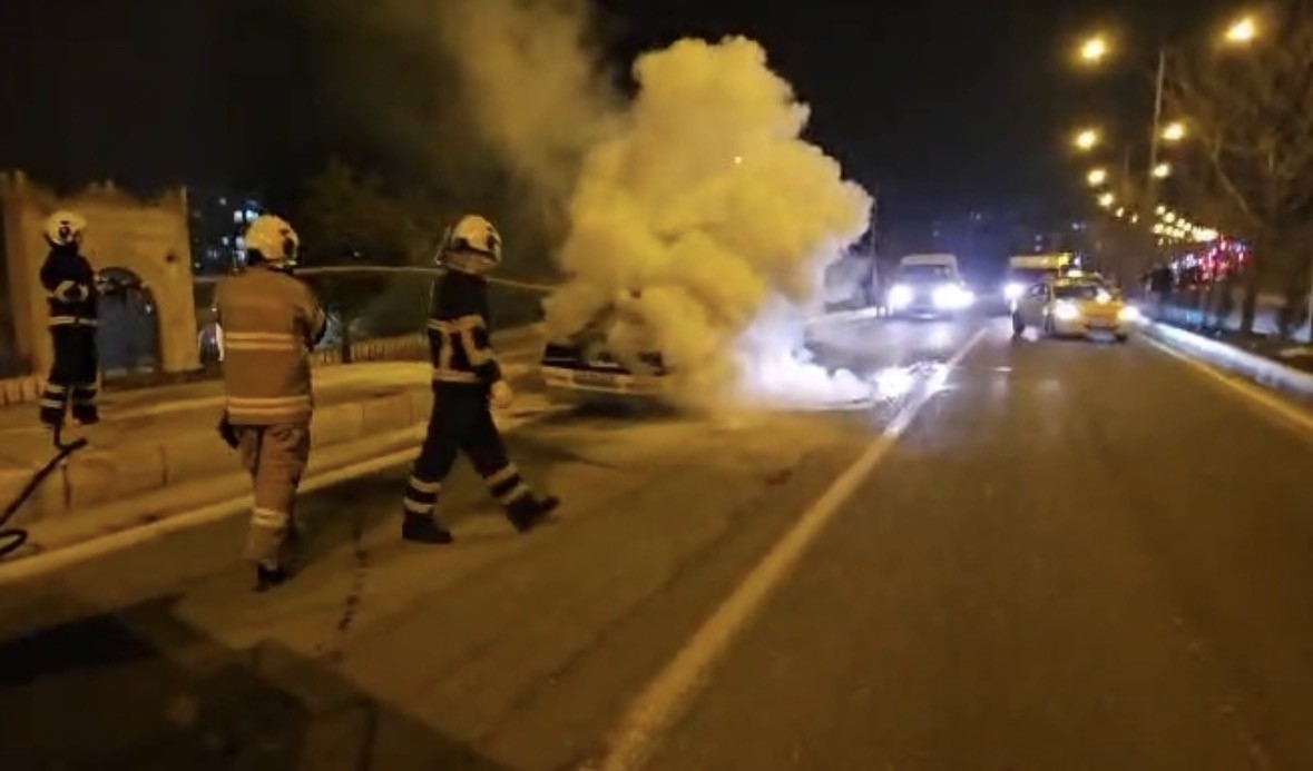 Mardin’de seyir halindeki otomobil alevlere teslim oldu
