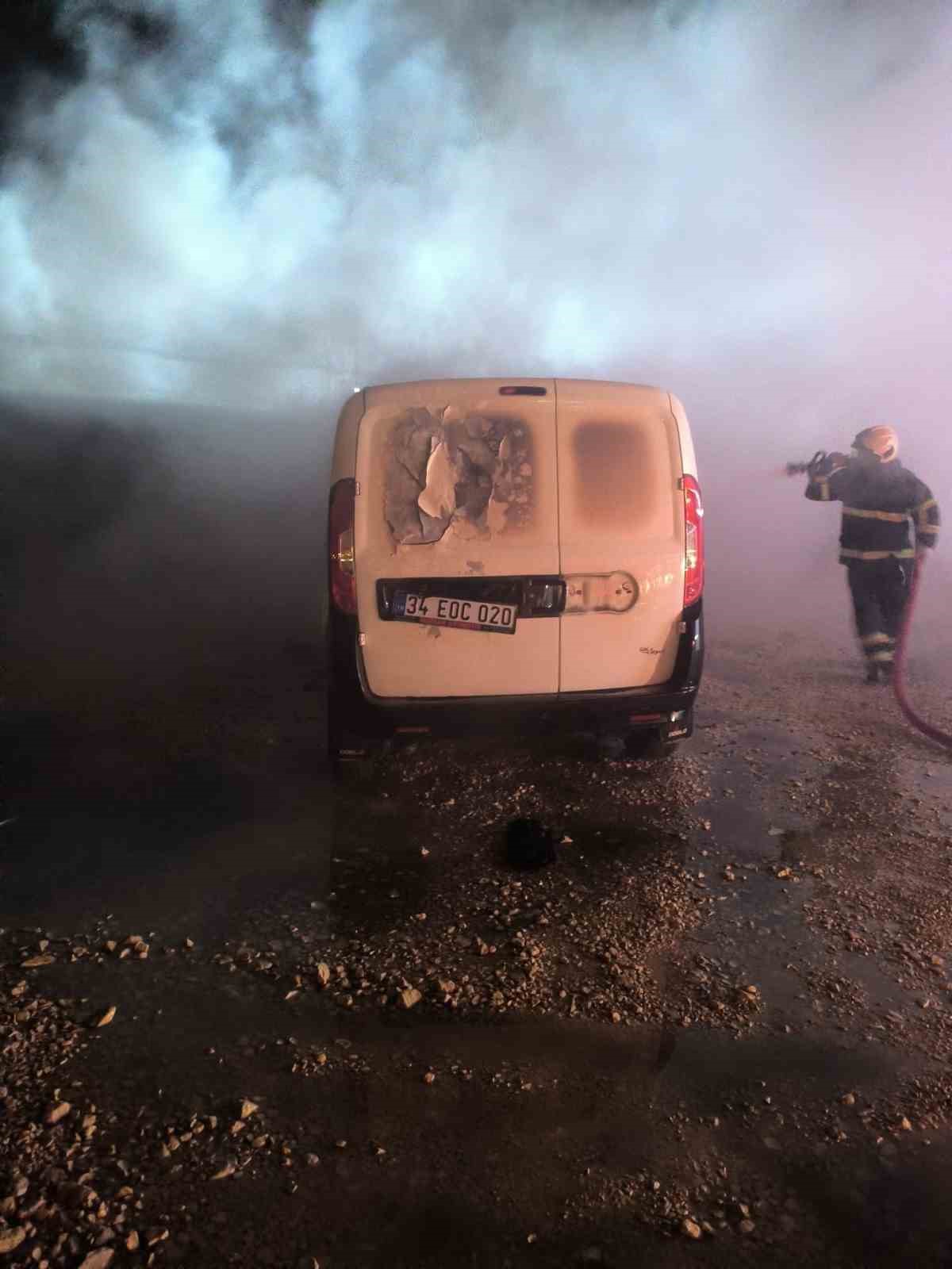 Mardin’de seyir halindeki ticari araç alevlere teslim oldu
