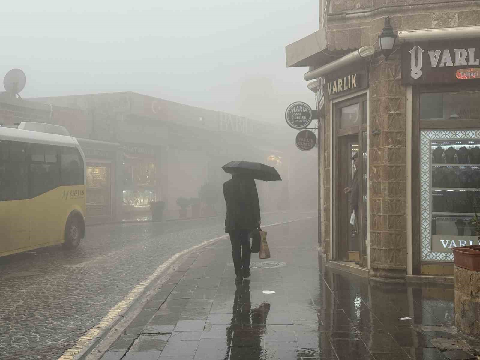 Mardin’de sis, yağmur ve rüzgar günlük hayatı olumsuz etkiledi
