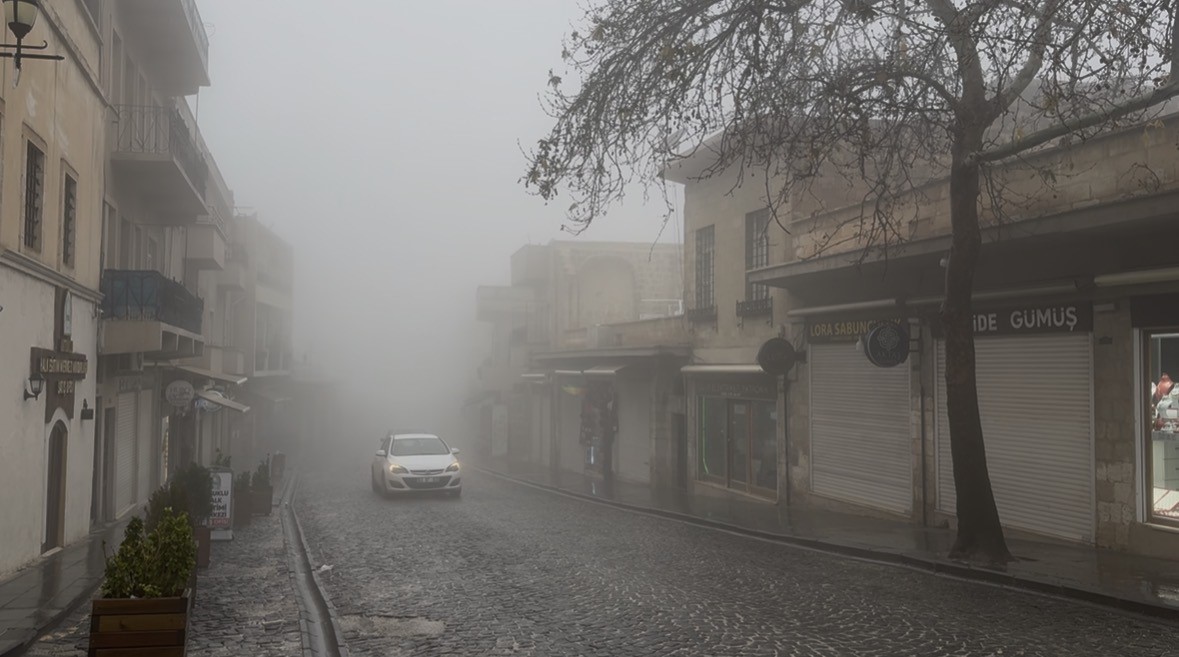 Mardin’de sis, yağmur ve rüzgar günlük hayatı olumsuz etkiledi
