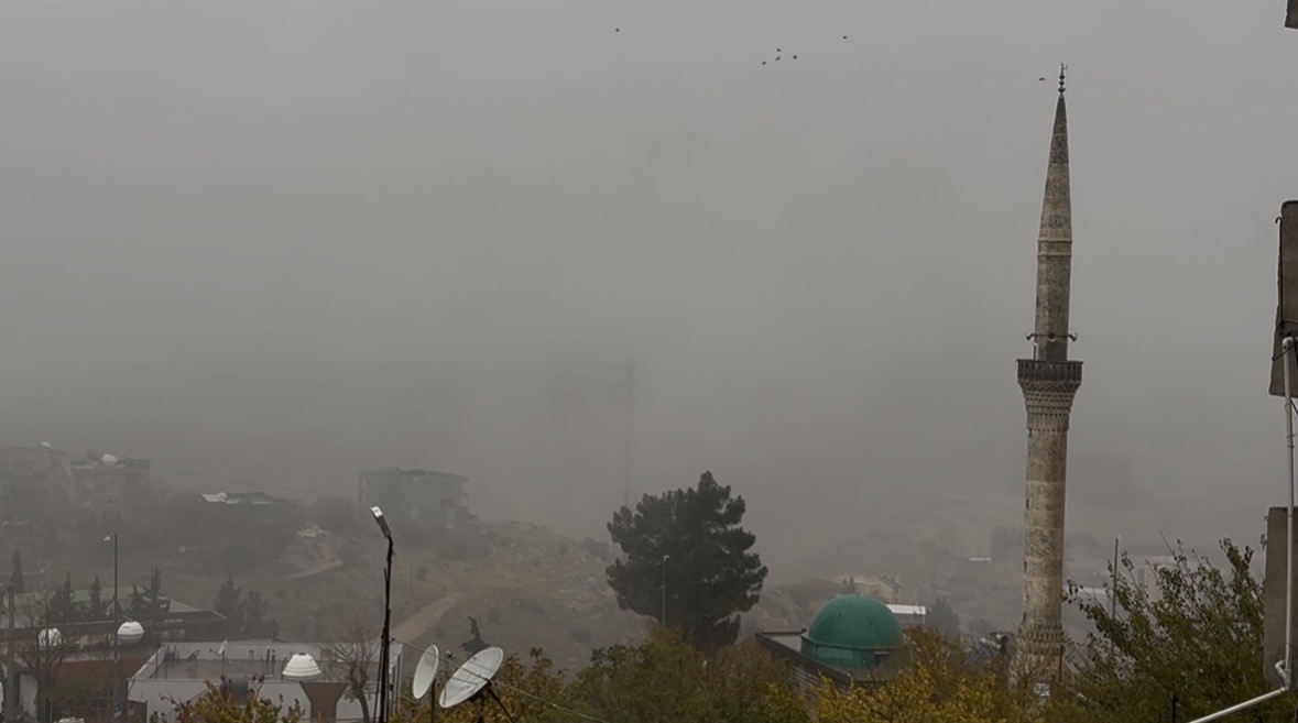Mardin’de sis, yağmur ve rüzgar günlük hayatı olumsuz etkiledi
