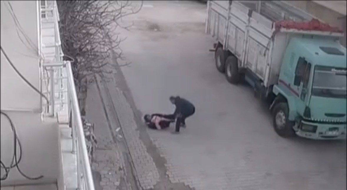 Mardin’de sokak ortasında bebekli anne ve küçük kıza acımasız saldırı
