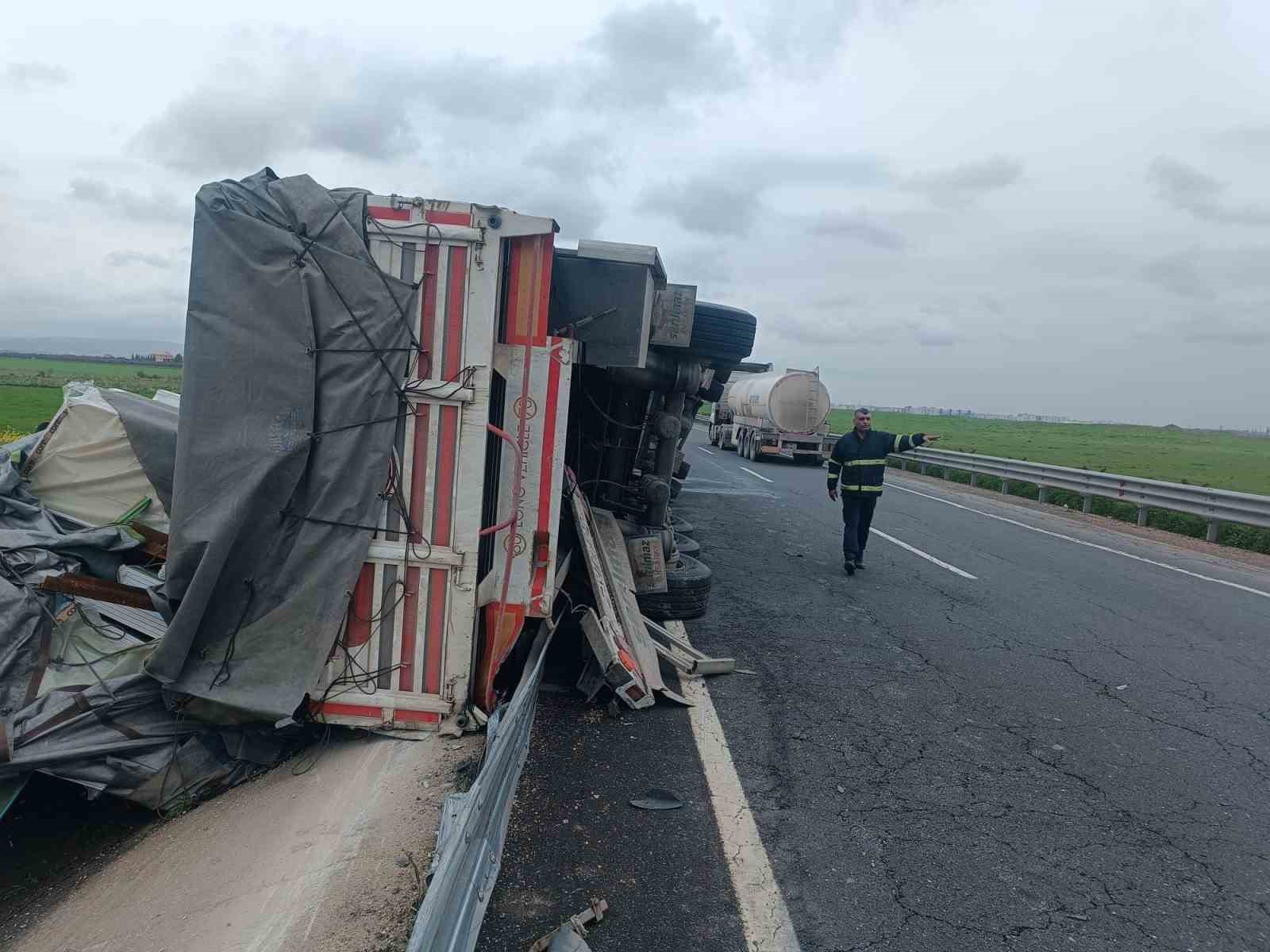 Mardin’de sürücüsünün kontrolünden çıkan tır bariyerlere çarptı
