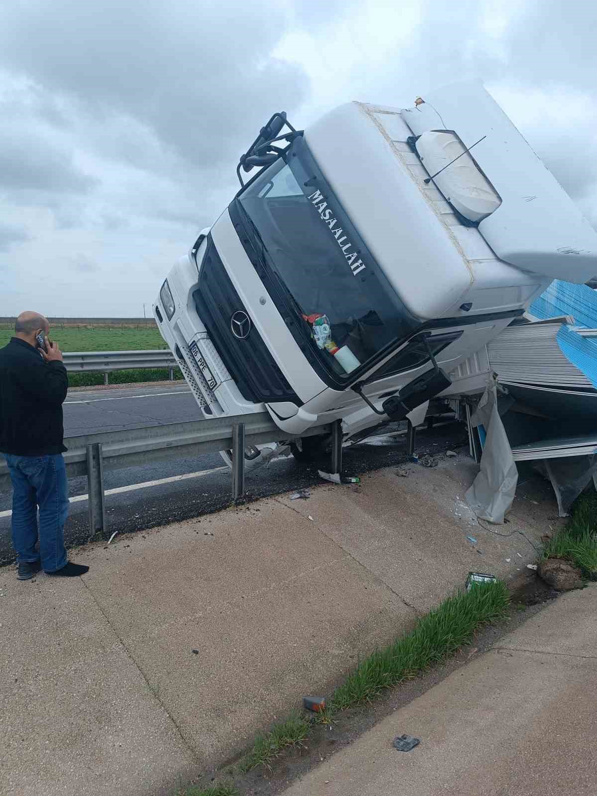 Mardin’de sürücüsünün kontrolünden çıkan tır bariyerlere çarptı

