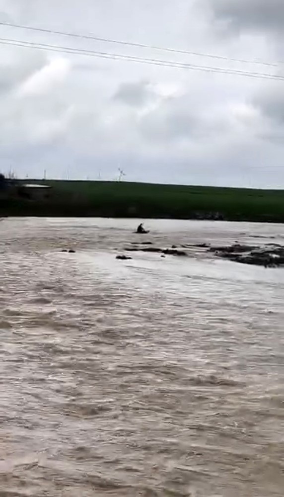 Mardin’de taşan derede sal keyfi
