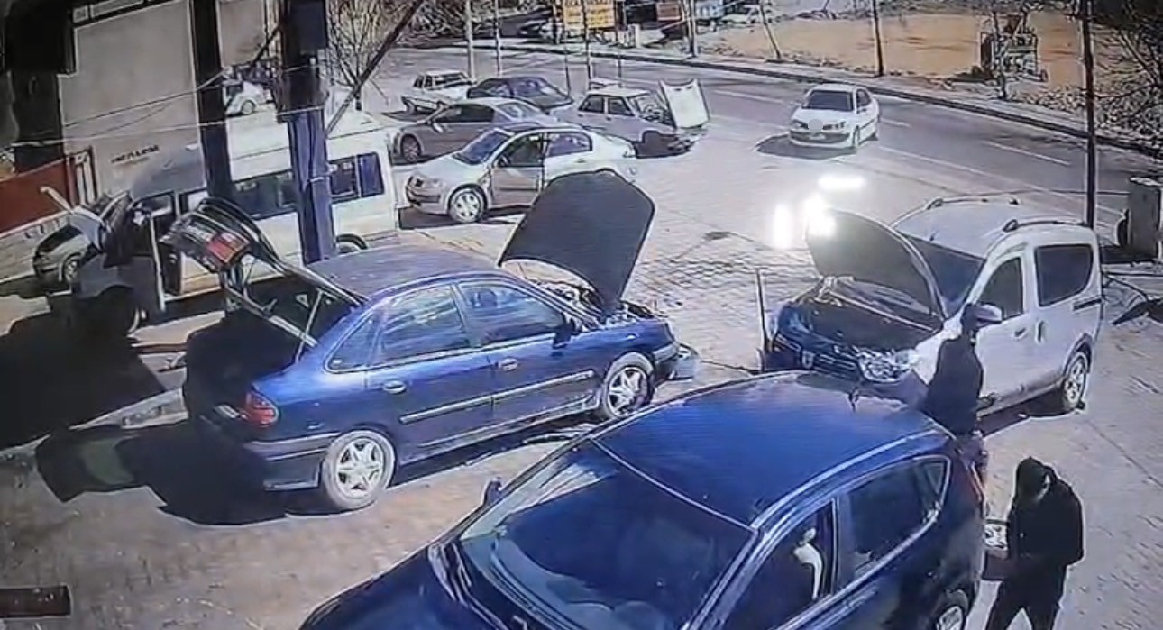 Mardin’de tuhaf olay: El frenini çekmeyi unuttu, araç anayola çıktı
