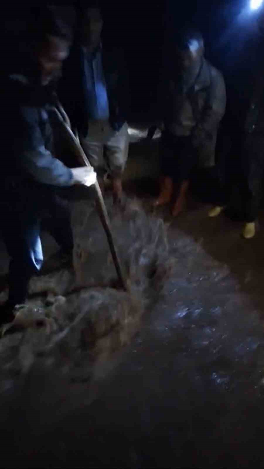 Mardin’de yoğun yağış sonrası köyü su bastı, muhtar ve vatandaşlar müdahale etti
