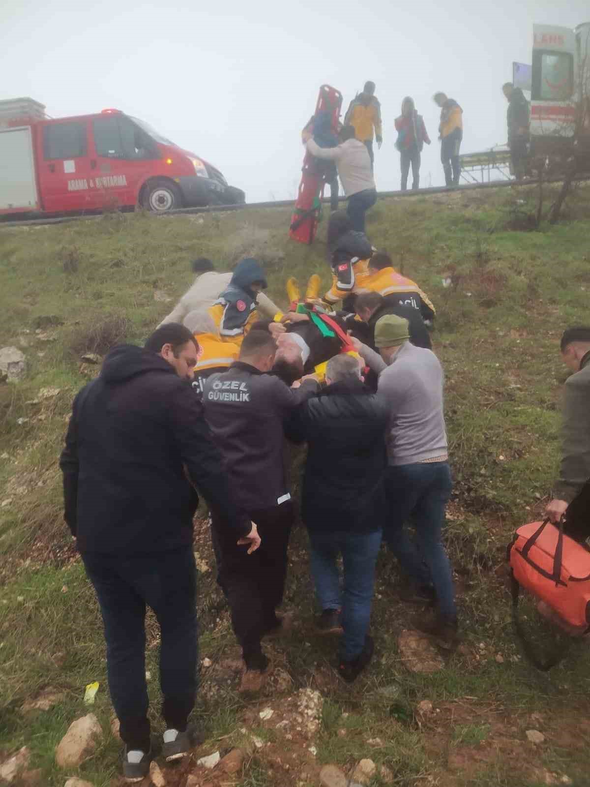 Mardin’de yol kenarına devrilen otomobilin sürücüsü yaralandı
