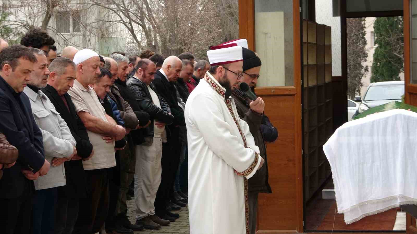 Mardin’deki feci kazada hayatını kaybeden genç kız gözyaşları arasında toprağa verildi
