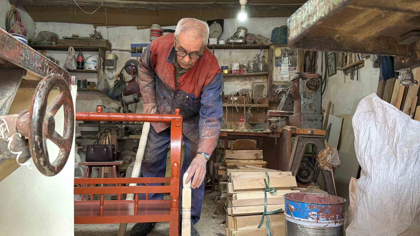 Mardinli usta ahşap beşik geleneğini yarım asırdır ayakta tutuyor
Mardinli usta ahşap beşik geleneğini yarım asırdır ayakta tutuyor