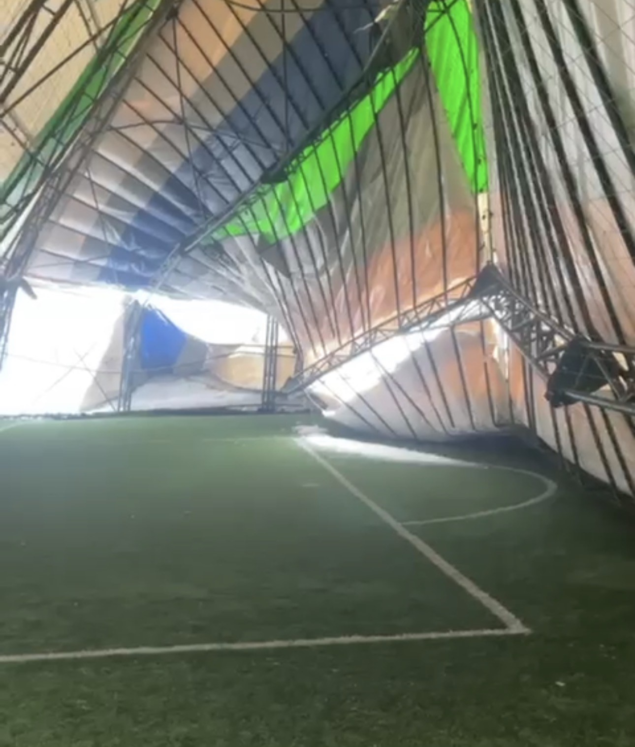 Mardin’nde yoğun kar nedeniyle kapalı halı sahanın çatısı çöktü
