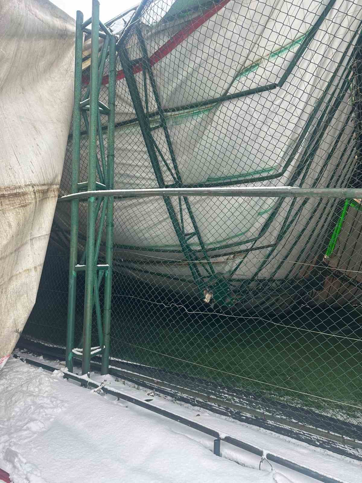 Mardin’nde yoğun kar nedeniyle kapalı halı sahanın çatısı çöktü
