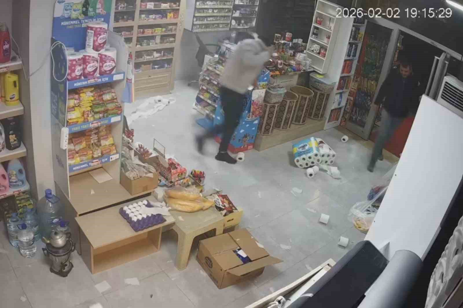 Market dolabı bomba gibi patladı: Korku dolu anlar güvenlik kamerasında
