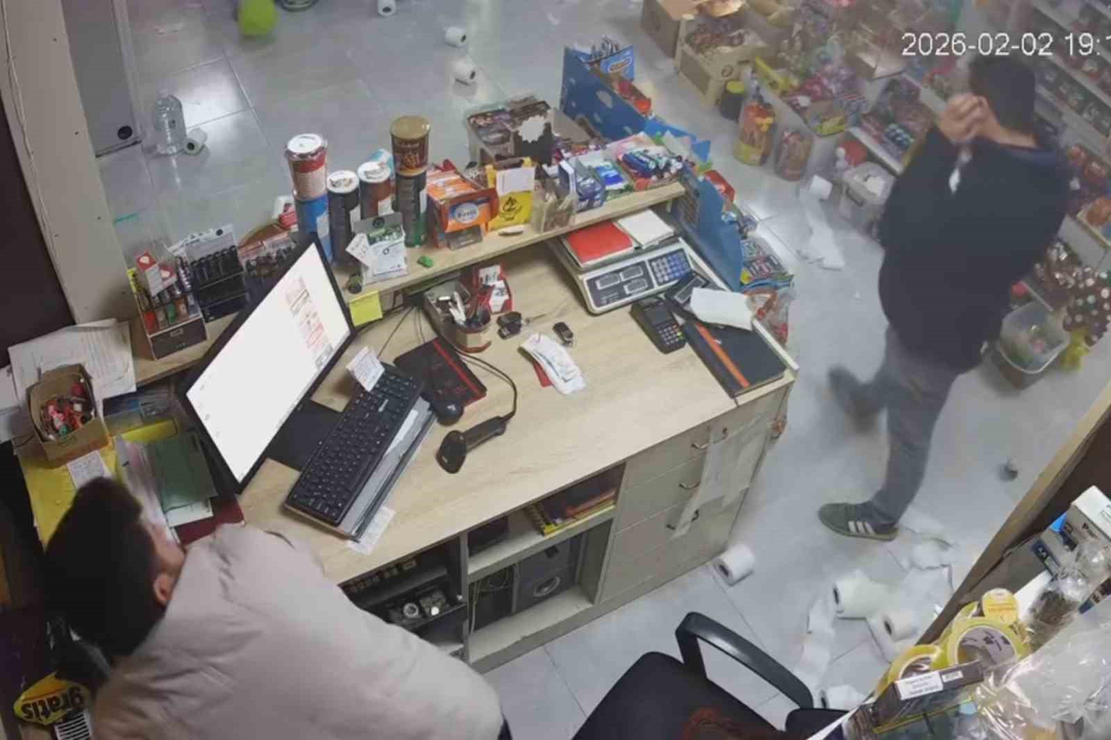 Market dolabı bomba gibi patladı: Korku dolu anlar güvenlik kamerasında
