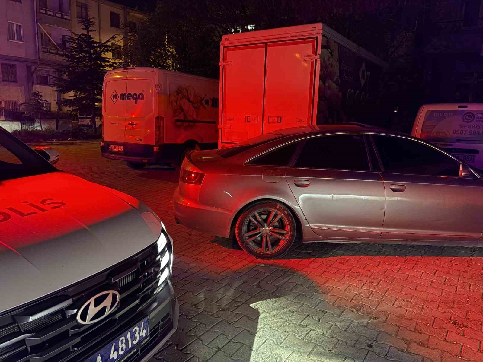 Market otoparkına sıkışınca yaya olarak kaçtı
