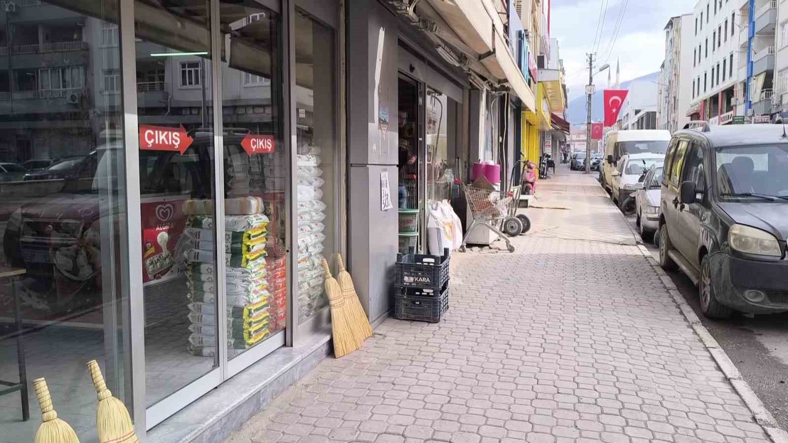Marketin önündeki sıvı yağ kolisini çalan şahsın o anları kamerada
