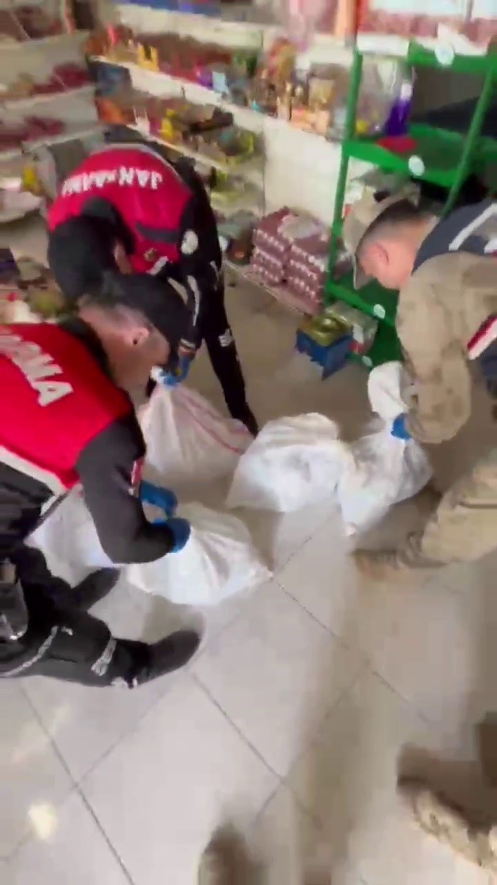 Markette satışa hazır litrelerce kaçak alkol ele geçirildi
