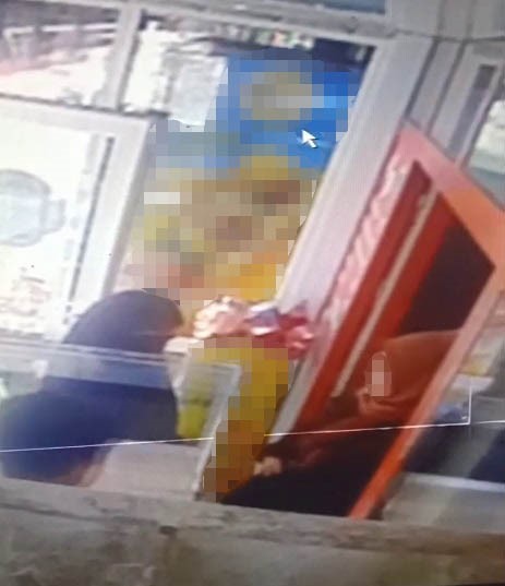 Marketten hırsızlık güvenlik kamerasına yansıdı
