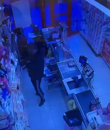 Marketten nakit para ve sigara çalan şüpheli kameralara yansıdı
