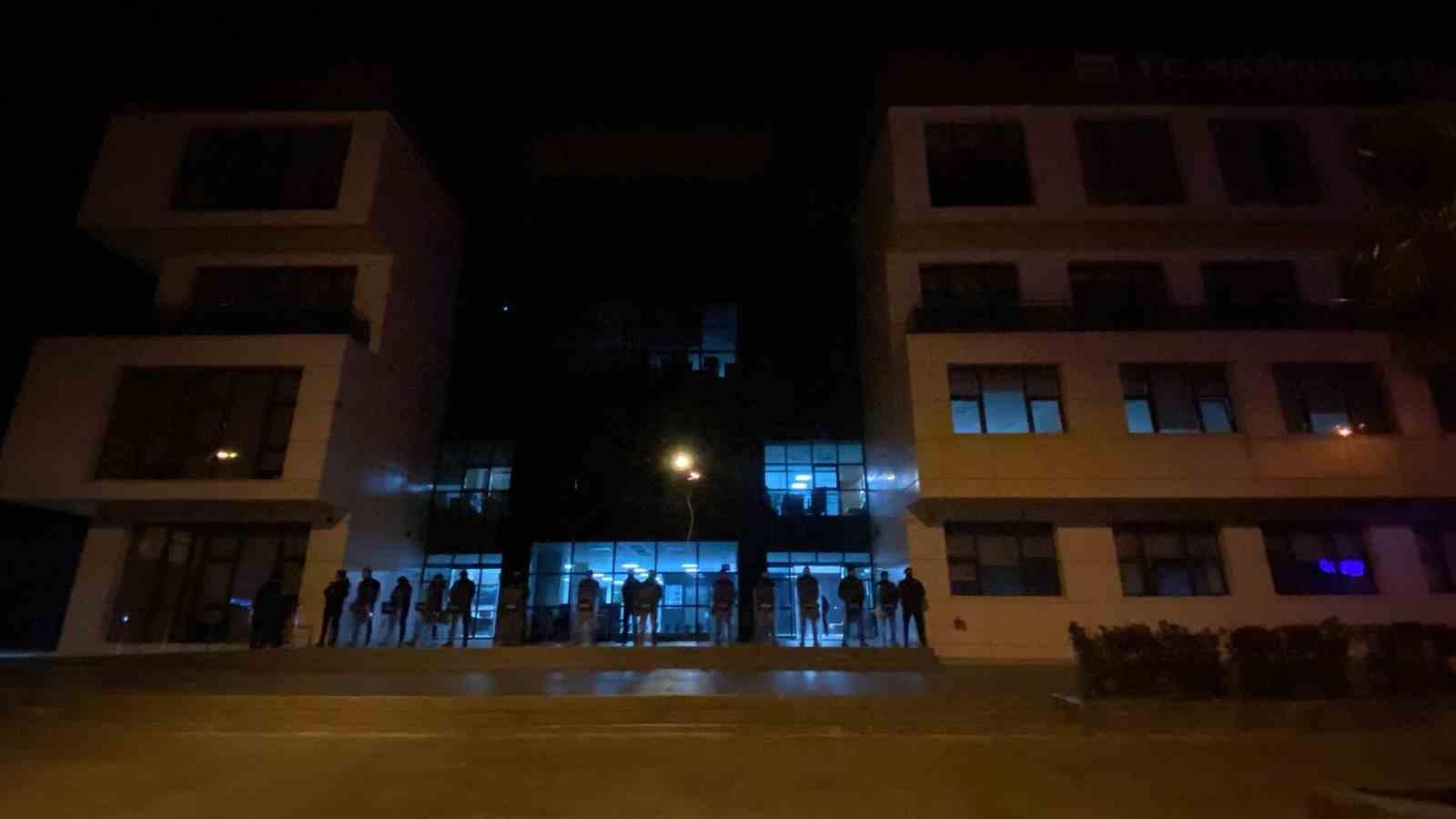 Marmaris Belediyesi’ne gece yarısı polis baskını
