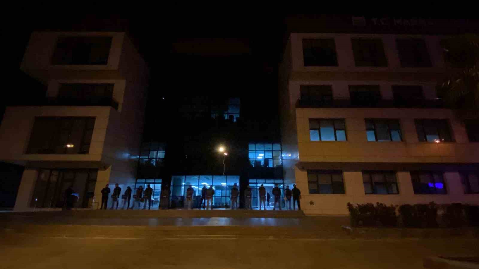 Marmaris Belediyesi’ne gece yarısı polis baskını
